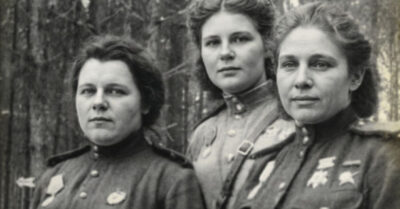 Ведьма предрекла им вечную разлуку, но три девчонки плюнули на судьбу и прошли через ад войны, чтобы доказать: их дружбу не сломить ни пулям, ни времени. Они выжили вопреки всему, потеряли всё, кроме друг друга, и превратили своё «неизбежное» горе в легенду о нерушимой сестринской любви, которая сильнее самой смерти