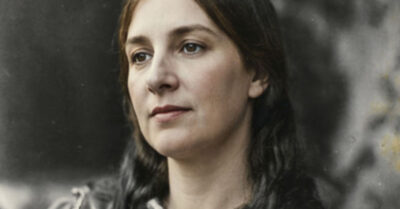 Она сварила кашу, от которой зависела вся её будущая жизнь, и подала свекрови дрожащими руками. В деревне эту женщину за глаза называли «Каменной бабой». Свекровь попробовала, замерла, а потом сделала то, что перевернуло всё