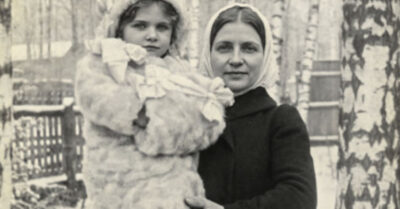 Она сорок пять лет тихо хромала по жизни, считая себя невидимкой для этого мира, пока однажды в лифте не встретила ЕГО — и маленькую девочку с глазами, полными такого доверия, что у Марты Ивановны впервые за долгие годы остановилось сердце. Но когда за стеной послышались шаги и чужие голоса зашептали о прошлом, которое не отпускает, она поняла: ради этого ребенка ей придется не просто научиться жить заново, а защитить их хрупкое счасие ценой собственной тайны, что хранилась под больной ногой все эти годы