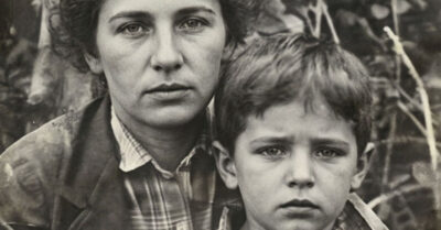 В прихожей пахло яблоками и чужим одеколоном… Он пришел отдать деньги и починить кран, но увидел на бортике ванны резиновую уточку. Чужой мужчина купил игрушку ЕГО дочери. Эту боль нельзя заглушить деньгами. Но что, если самый страшный проигрыш в жизни однажды обернется победой? История отца, который двадцать пять лет жил в тени, чтобы однажды его дочь сказала ему самое важное слово. Это рассказ не о разводе. Это рассказ о том, как узкая тропинка к сердцу ребенка никогда не зарастает до конца