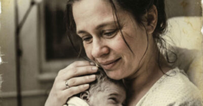 Июль 1941 года.  «Из-за тебя отец не вернулся», — шипела мать, запирая ребенка в ледяном сарае, но не подозревала, что выращивает будущего ангела-хранителя для чужих детей. Спустя годы вся деревня кусала локти, узнав, кем стала та самая «нежеланная», которую они когда-то обрекли на гибель