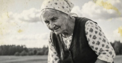 Она выжила под бомбежками, прошла войну и подняла детей, но предала самого главного человека. Я вернулась в ту деревню через тридцать лет, чтобы прочитать надпись на обороте старой фотографии: «Не дождалась. Прости»