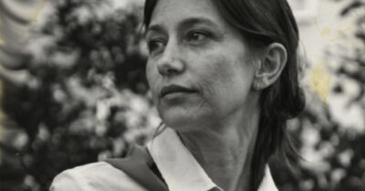 Правильная девочка Варя знала только одно слово: «НЕЛЬЗЯ». Нельзя перечить матери, нельзя опаздывать, нельзя разговаривать с незнакомцами. Но когда старик с добрыми глазами попросил спасти тонущих щенят — она шагнула в подворотню. Этот шаг стоил ей детства. А молчание — жизни другой девочки