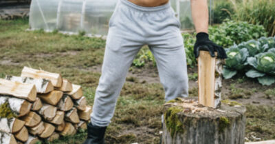 Мне за пятьдесят, я командовал атомной подлодкой, но сейчас мой главный враг — баба в кирзовых сапогах, которая перекрыла мне выход из двора березовыми дровами. А моя бывшая невеста, которая теперь носит чужую фамилию и лечит мои нервы, стоит за калиткой и даже не знает, что я уже решил