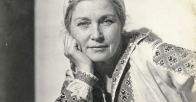 Она думала, что умирает от любви к нему, и выпросила у деревенской знахарки приворотное зелье. Но старуха лишь усмехнулась в ответ и протянула кружку с горьким чаем: «Пей, милая. Это спасет тебя не для него, а от него». Тот поцелуй в лесу стал началом кошмара, который разделил ее жизнь на «до» и «после»… Но именно там, на окровавленном мху, она впервые узнала цену настоящей любви