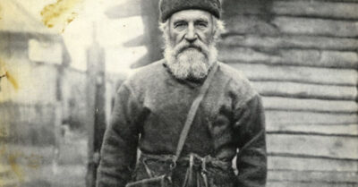 Его должны были расстрелять на глазах у всей деревни, но пули вошли в землю, а старик упал замертво — так решили все. Очнувшись, он понял: судьба дает ему второй шанс, чтобы закончить то, что не успел при жизни. Эта история о том, как мёртвый воскресает, чтобы спасти живых, и о последнем восходе, который разделил жизнь на «до» и «никогда»