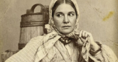 Она пережила немецкий плен, чтобы в родной деревне услышать: «ты немецкая подстилка». И теперь единственный способ выжить — отбить чужого мужа у той, кто украл её довоенную жизнь