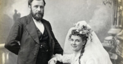 Горько! — кричали гости, не зная, что этими поцелуями они скрепляют не любовь, а клетку.  Она мечтала о чувствах, а получила «супружеский долг» спиной к стене. Но клетка всё-таки открылась… самым нечаянным образом