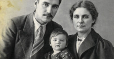 Её муж привел в дом чужую женщину с мальчиком и сказал: «Прими как родных». Марта возненавидела их с первой секунды, но молчала, глотая слёзы в подушку. Спустя годы, стоя на его похоронах, она узнала, кем на самом деле был этот ребёнок. И поняла: все эти годы она ревновала не к любовнице, а к памяти погибшего друга. Прочитайте рассказ о женщине, которая ненавидела правду, а когда узнала её — рухнула на колени