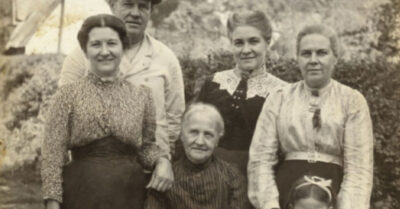 Она разбила колено в кровь, перелезая через плетень, но боли не чувствовала. В ушах стучало только одно: успеть, пока он не загасил горн. Купеческая дочь и деревенский кузнец. Между ними — сословная пропасть, старая вражда отцов и Первая мировая, забирающая мужчин. Их последняя встреча в залитой искрами кузнице обернется не только признанием, но и проклятием. Сможет ли любовь пережить войну, революцию и годы разлуки? Или от нее останется лишь тонкий самодельный кортик, спрятанный на дне сундука