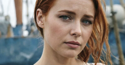 Она срубила их елку под корень из чистой зависти. Но старуха-соседка не стала мстить — вместо этого на рассвете она постучала в дверь врага с пирожками и саженцем кедра. А через год случилось то, что не могут объяснить даже старожилы