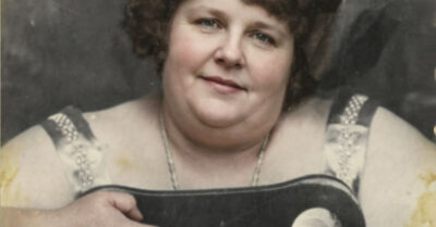 Она мечтала стать стройной, избавиться от ненавистных килограммов и насмешек. И у неё получилось. Вот только тайный поклонник, каждую ночь писавший ей самые нежные стихи, любил её прежнюю. Только пышную. Только настоящую. А теперь он уходит навсегда, потому что для него в этом мире больше нет той, кого он боготворил