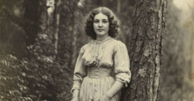 Она думала, что знает о своей семье всё, пока на пыльном чердаке старой усадьбы не наткнулась на стопку писем, перевязанных шелковой лентой. Вскрыв конверт, девушка замерла: дата на письме была ровно за девять месяцев до ее рождения, а имя отправителя… не имело ничего общего с именем ее отца. Сбежать или остаться? Узнать правду или сделать вид, что конверт так и не был найден