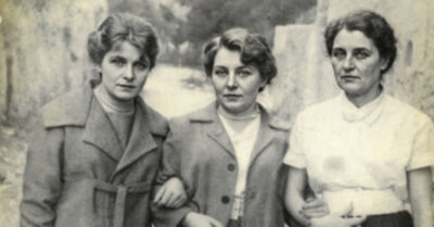 Она взяла чужое кольцо с забытой могилы, не зная, что этим разбудила историю, спавшую сто лет. Когда ночь принесла стук в окно и голос, назвавший её по имени, Светлана поняла: граница между прошлым и настоящим тонка, как лёд. Но то, что открылось ей на рассвете в старом парке, перевернуло всю её судьбу и доказало, что настоящая любовь не знает времени. История о чуде, которое ждёт каждого, кто осмелится поверить