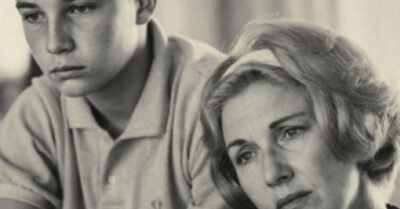 «Ты мне не мать, курица глупая!» — орал шестнадцатилетний пасынок. Она хотела просто уйти. Бросить всё: мужа-изменщика, этого злого мальчишку и его истеричную бабку. Но, увидев его трясущиеся руки, Вера вдруг поняла: если она уйдет сейчас — он пропадет. А через два года он принесет ей заявление на усыновление и скажет: «Мам, прости». Такое не придумаешь