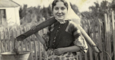 Он бросил её в школьном зале как ненужную тряпку, чтобы казаться крутым перед толпой, а спустя шестнадцать лет вернулся униженным просителем в её царство. Эта тихая женщина с ледяным спокойствием разбила его эго вдребезги одним лишь взглядом, доказав, что настоящая месть — это быть счастливым без него