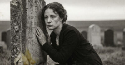 Она ехала обнимать маму. А попала на её похороны. В мамином дневнике Алиса нашла не просто тайну своего рождения. Она нашла имя женщины, которую мама… украла у неё.  Что делать, когда твою жизнь построили на чужой беде, а винить некого