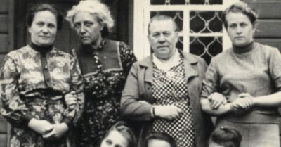 В её молоко подмешивали ложь, а в спину дышала ненависть соседки… Весь сход собрался, чтобы уничтожить репутацию вдовы, которая в одиночку держит ферму. Но в самый страшный момент тишину разорвал голос того, от кого ждали удара, а не защиты. Публичное признание, которое разрушило старые судьбы и дало шанс на новую. Читать до мурашек: как горький запах полыни превратился в аромат счастья