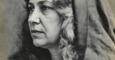 «Не смей сходить сегодня с поезда», — шептал седой старик, хватая её ледяными пальцами. Она вырвалась и ушла с другим.   Электричка неслась сквозь ночной лес. Аня спешила к бабушке, но дорогу ей преградили цыганки с пророчеством и странный физик, умолявший остаться в вагоне. Её спас улыбчивый баянист, сосед из детства. Он исчез в тумане сразу, как поезд уехал. Вернувшись домой, Аня узнала страшную правду: баянист утонул 80 лет назад