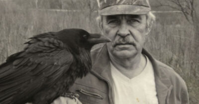 Он назвал ворону именем покойной жены, и вся деревня крутила пальцем у виска, пока не увидела, как эта хромая птица буквально вернула старика к жизни. Это пронзительная история о том, как любовь преодолевает смерть, принимая самый неожиданный облик: черный клюв, доверчивый взгляд и тихое карканье в зимней тишине. Читайте рассказ до конца, чтобы понять: иногда ангелы приходят не с крыльями из перьев, а с одним поврежденным крылом, чтобы научить нас снова дышать