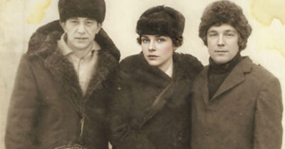 Он тащил сына через всю деревню за шкирку, чтобы при всех выбить дурь из шестнадцатилетнего лба, который посмел подглядывать за дочерью председателя. Но именно в этот момент позора двое парней — тощий сирота и коренастый крепыш — стали заклятыми врагами, чтобы уже через месяц в одной драке против городского хлыща вдруг почувствовать себя братьями. А когда грянула война и они спасали девчонок от немецких патрулей, никто не знал, что одного из них объявят погибшим, и только двадцать лет спустя седой мужик с натруженными руками постучит в калитку дома, где его уже оплакали