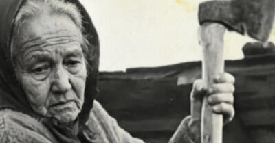 Бабушка, которая копала огород, взяла в руки не тяпку, а топор: узнав, что дед-тракторист после первой же пенсионной рюмки храпит в телеге как убитый