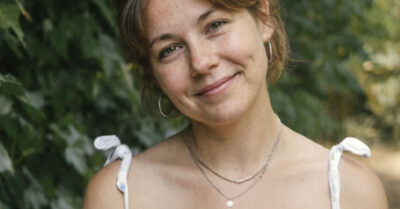 Она с детства слышала от матери только одно: „Ты наша позорная, страшненькая, в семье не без урода“. А сестру все считали красавицей. Но когда пришла беда и родной дом рухнул, выяснилось, что истинная красота не имеет ничего общего с лицами на фотографиях