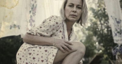 Купила рухлядь за копейки, а получила в придачу наглого призрака-дедушку, который десятилетиями терроризировал всех покупателей своим невыносимым чувством вины. Эта старая ведьма вместо того, чтобы бежать в ужасе, притащила свою маму прямо к столу, чтобы устроить семейный сеанс экзорцизма с блинами и разбор полетов за грехи молодости