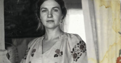 1923 год. Её руки пахли навозом. Она пришла в эту забытую Богом деревню с руками, помнящими шелк платьев, чтобы чистить навоз и умирать от холода, но когда ей предложили выбор — выдать сестру или сгореть заживо в чужом пожаре, — она провернула аферу