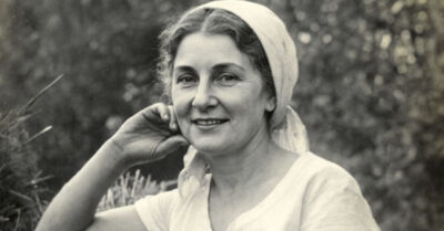 «МЕНЯ ЗВАЛИ «ДЕРЕВЕНСКОЙ ДУРЕШКОЙ», и родная мать ненавидела меня с первого вздоха. Но в день, когда она решила уйти навсегда, она подарила мне шанс, о котором я не смела мечтать. Сможет ли незнакомец с глазами цвета моего неба стать семьей, которую я так долго искала?