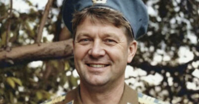 Меня называли «помидором», пока я не доказал этим скотовозам из Бетпак-Далы, что красные петлицы — это цвет пролитой крови, а не позор.  Я прыгнул в пустоту с одним желанием — плюнуть на хрупкий гипс истории и заставить дрожать тех, кто считал себя хозяевами жизни