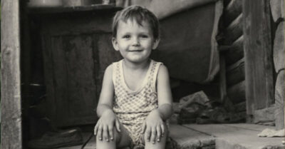 Его нашли завернутым в старое одеяло на холодном крыльце детдома, без имени и прошлого, но с крошечным медальоном на шее. Спустя годы именно простая гитарная мелодия под чужим окном смогла растопить самое ледяное материнское сердце и подарить «безродному» парню то, чего он ждал всю жизнь