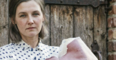 Она родила меня в ледяной избе и ни разу не поцеловала, чтобы я выжила, а я прошла через войну и стала врачом, чтобы доказать: самая суровая любовь спасает сильнее нежности». «Мать отдала меня чужому человеку, но именно этот предательский шаг сплел из осколков наших судеб семью, которую не смогла разрушить даже война