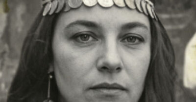 1943 год.  Она назвала цыганку грязной воровкой, не зная, что та держит в руках ключи от её будущего счастья. Пусть весь мир шептался о проклятии, пока две одинокие души не доказали ему, что настоящая судьба пишется вопреки любым предсказаниям