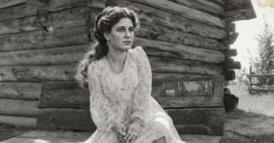 Марфа вылетела из банного предбанника так, словно за ней гналась вся нечистая сила, и выпалила подругам: «Лучше бы я там медведя в малиннике встретила, чем того, кого в зеркале увидела!» — и это было только началом ночи, которая перевернет их жизнь, ведь наутро побег от одного страха приведет девушку прямиком в лапы к другому, но гораздо более опасному и желанному