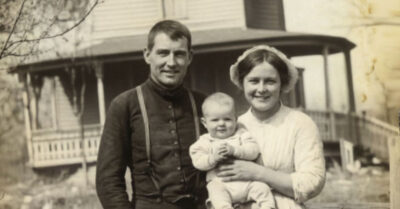 Пятилетняя Катя сбежала от бабушки в холодный октябрь, чтобы помирить маму и папу. Она не знала, что за углом её уже ждет «добрый дядя» в форме, а в соседнем подъезде — старик со страшной собакой. Единственная, кто заметил неладное в переполненном автобусе — женщина-тренер, которую собственная мать считает «старой девой». Тот день перепутал всех: предатель стал героем, циничный капитан обрел сердце, а разбитое стекло семейного счастья вдруг сложилось в мозаику, которую не купишь за деньги