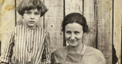 «Мама, не отдавай нас бабушке, она нас мучает!» — мольба внука разбилась о железобетонную уверенность женщины, привыкшей командовать. Спустя годы именно эта стальная леди, потерявшая былую власть, протянет руку помощи… и получит ответ, который заставит ее впервые в жизни заплакать. Невероятная история о том, как любовь оказалась сильнее страха, а внуки преподали бабушке самый важный урок