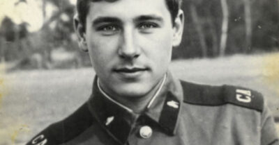 Девятнадцатилетний Серега вернулся из армии и думал, что ему все можно, раз у него мотоцикл с коляской. Но он забыл одну вещь: в деревне танцы — это поле битвы, где каждая девчонка готова вцепиться в волосы той, кто посмел занять ее место за спиной водителя