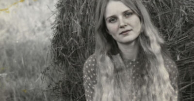 Я приехала продавать бабушкин дом. Думала: подпишу бумаги и вернусь в город к своей успешной жизни. Но бабушка оказалась хитрее. Она оставила завещание с безумным условием: месяц жить в деревне с чужим угрюмым мужиком. С тем самым, что видел мой позор с туфлей в грязи и ржал как конь. Первую неделю я ненавидела его, козу и весь этот дом. А потом нашла на чердаке старые письма и поняла: бабушка знала, что делала. История о том, как судьбу не обманешь, даже если ты городская