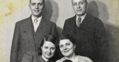 В тот вечер он решил пошутить над судьбой. «Я при смерти, приезжайте все» — эту СМС он отправил шутки ради, чтобы доказать жене, что слова — просто звуки. Друзья примчались в панике, бросая стройки и билеты на самолеты. А когда увидели его с бокалом на пороге, в квартире повисла такая тишина, что было слышно, как лопаются нити, связывающие их двадцать лет. Утром его увезли на реанимацию с остановкой сердца