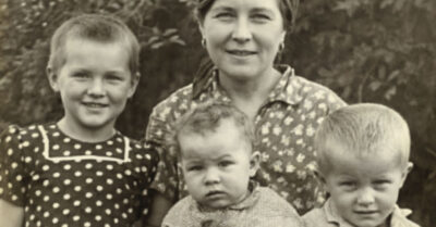 1945 год. Она три года молилась и ждала его с войны, простила измену с подругой и ушла в никуда, позволив назвать себя «бесплодной». Но спустя годы он узнает, что она не только родила троих детей, но и унесла с собой его первенца в тот самый день, когда захлопнула дверь перед его беременной любовницей