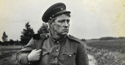 Он вернулся со службы в родную деревню, мечтая о простом счастье, и встретил Её. Она подарит ему всё, кроме одного — родной крови. Но однажды ночью он подслушает, как их приёмный сын шепчет младшему брату: «Родные — это не те, кто родил. Родные — это те, кто любит». Этот дом на краю села, где пахнет пирогами и смолой, станет крепостью для троих брошенных детей, а стеклянный шарик на подоконнике превратится в символ света, который не погаснет никогда. Трогательная история о том, как двое взрослых людей вырастили себе сердце заново и доказали, что настоящая семья рождается не в роддоме, а в душе