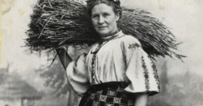 Три потерянных ребенка, голод и петля на шее: казалось, выход только один, пока в темноте не раздался голос, изменивший всё навсегда. Это пронзительный рассказ о женской стойкости, где за черной полосой войны скрывалось самое светлое будущее — история, от которой замирает сердце и теплеет душа