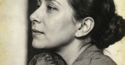 Смотрите, люди добрые, кого я нагуляла! А теперь глядите, как я этого «золотого кудрявого подкидыша» налысо брею, чтобы отцовская порода из него вышла вон