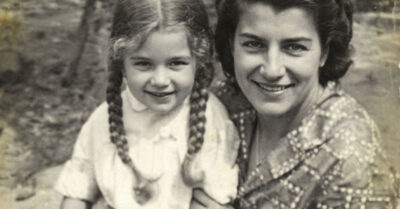 Я, старая ведьма из Залесья, плюнула на закон и послала подальше инспекторшу по делам несовершеннолетних, потому что эту промёрзшую до костей девчонку с бездонными глазами я не отдам ни пьяным родителям, ни приюту — пусть сначала всю деревню на уши поставят, но зиму она встретит у моей печки, а не в казённом доме