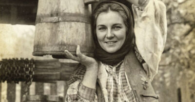 Она была для него просто смешной глупышкой с «деревенской» речью, которую он унизил при всех на свадьбе. А спустя годы он случайно узнал страшную правду: та самая женщина, которую он считал пустым местом, унесла с собой в могилу то, что заставило его впервые в жизни онеметь от стыда. Эта история о том, как одна маленькая ложь подруги может обернуться посмертным откровением, от которого разрывается сердце — дочитайте до конца, и вы уже никогда не сможете судить о людях по первому впечатлению