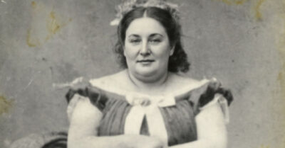 Деревенская силачка, гнувшая подковы, и хрупкая невестка, похожая на былинку. Агафья поклялась себе, что эта «белоручка» сломает жизнь ее сыну. Но однажды лютой зимой, когда Фёкла закричала от боли, именно Агафьины стальные руки, а не капризная невестка, оказались на весу… Держали две жизни и не смели дрогнуть. Дочитайте до конца — это история о том, как рождается самая крепкая в мире любовь