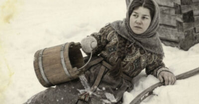 Этой ночью в Глухой Плотве не спали даже собаки. Туман укрыл деревню саваном, а у колодца бабы шептались, крестились и боялись поднять глаза на избу управляющего. А я смотрел на неё и понимал: тихая Устинья, которую я полюбил, что-то скрывает. И её маленькая сестра Агаша знает страшную тайну, которая либо спасёт нас всех, либо погубит