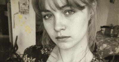 Я бежала на свидание к нему, пока муж храпел после смены. Ради его красивых слов я забыла про детей и сожгла всю свою жизнь дотла. А когда он исчез, а село начало плевать мне вслед, мой младший посмотрел на меня такими глазами… Я думала, хуже уже не будет. Но настоящий ад ждал меня не в пересудах соседей, а там, у черной полыньи, куда меня привели мои же ошибки. История о том, как не сломаться, когда предал тебя весь мир, а самый страшный судья смотрит на тебя из зеркала