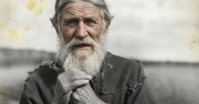 Вернувшись с того света спустя тридцать лет, я нашел жену мертвой, дочь — старухой.  Настоящая история о мужике, который провалился в черное озеро, а вернулся оттуда богом